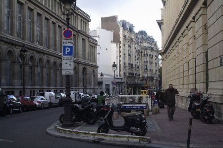 В Париже парковки стали бесплатными