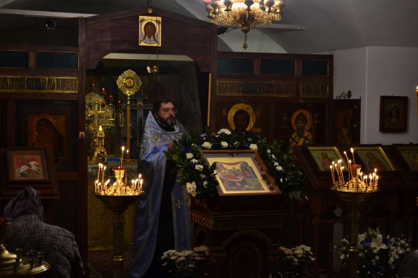 Настоятель Русского подворья в Бари протоиерей Андрей проводит службу
