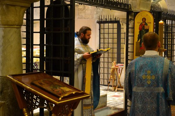 Православное богослужение в крипте базилики св.Николая Чудотворца в Бари