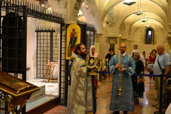Православное богослужение в крипте базилики св.Николая Чудотворца в Бари