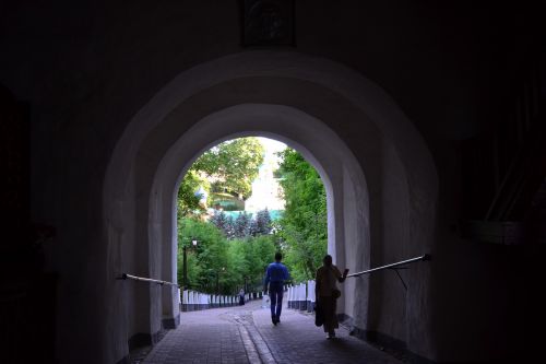 Арка ворот храма Николая Ратного. Начало Кровавого Пути.