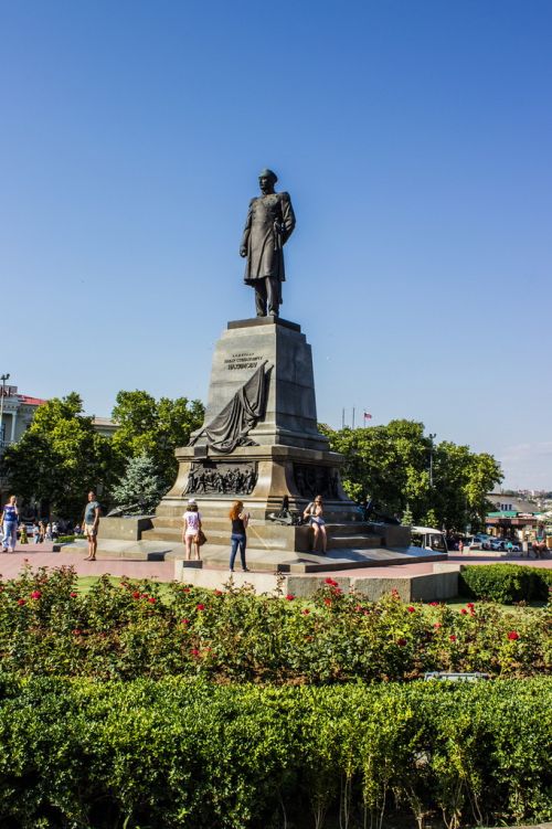 это памятник адмиралу Нахимову.