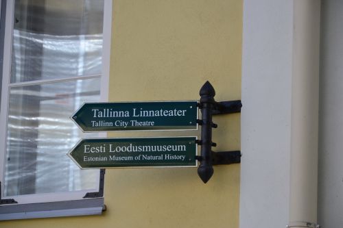 Туристические указатели в старом Таллинне